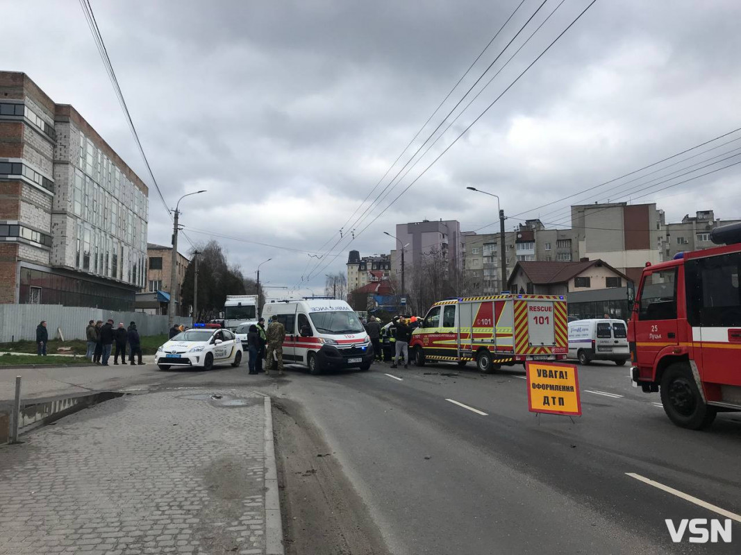 До зіткнення пошкодив ще одне авто: подробиці аварії у Луцьку на Конякіна. Один водій - у реанімації
