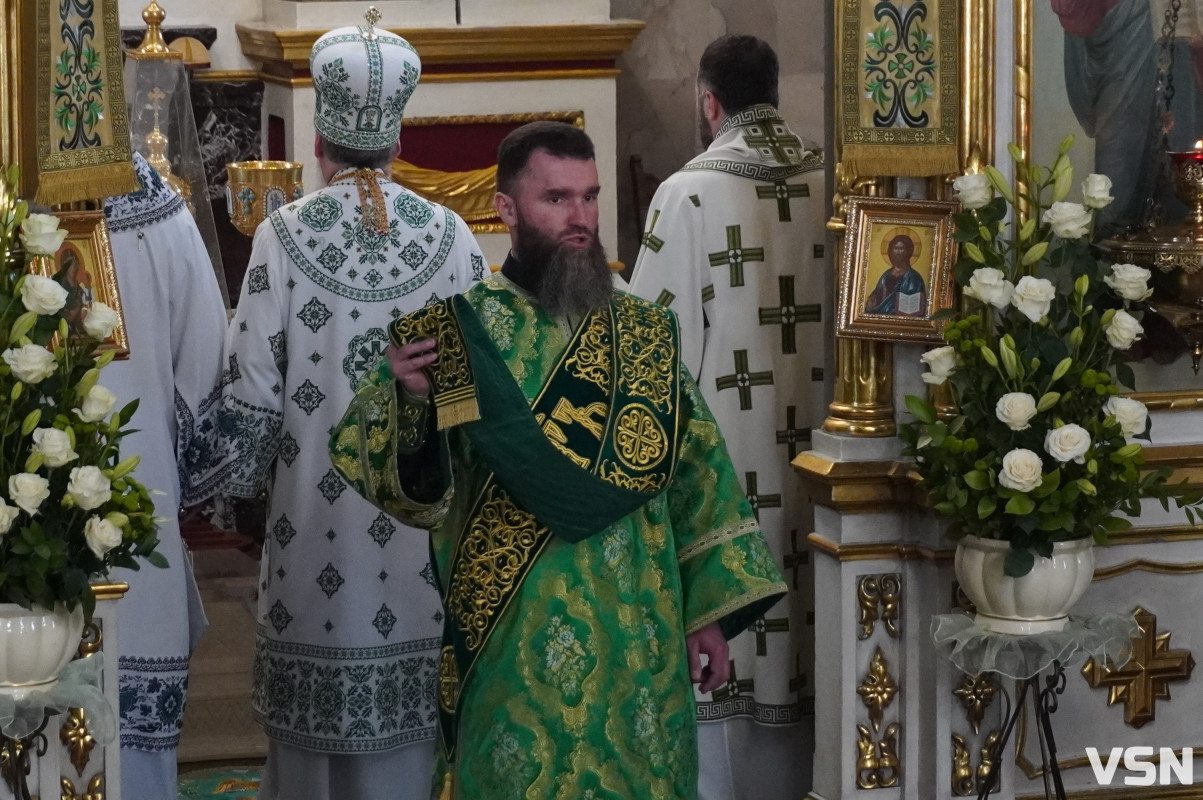 Хресна хода і спільна молитва: як минула літургія за участі Епіфанія у Луцьку. Фоторепортаж