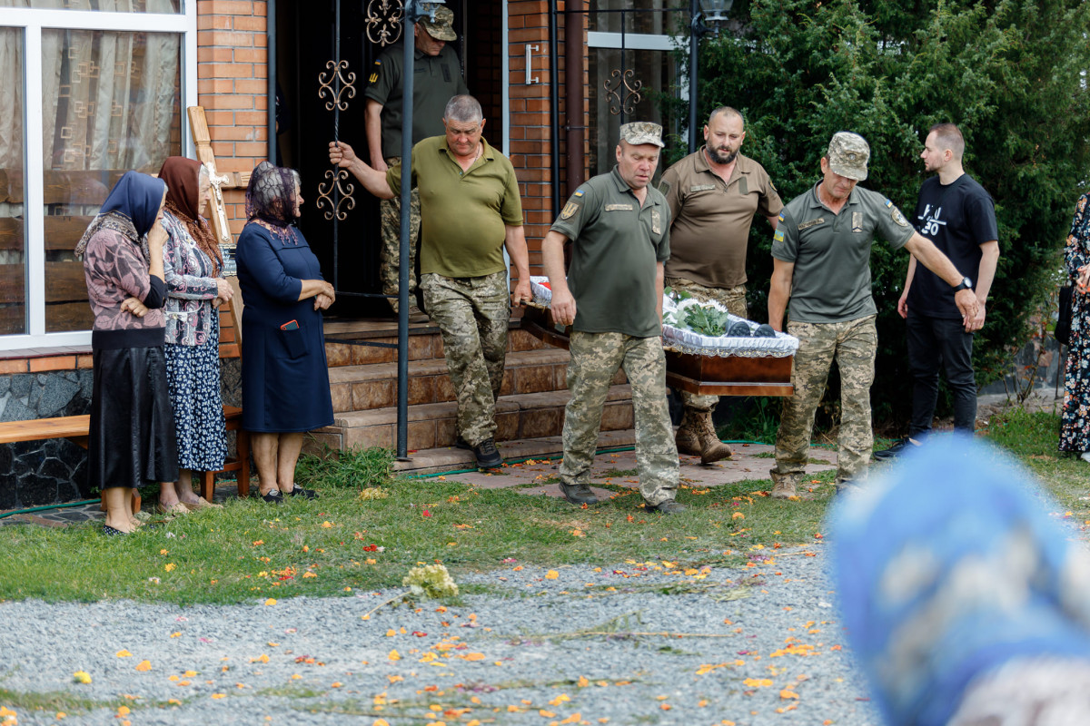 Загинув унаслідок ворожого мінометного обстрілу: на Волині попрощались із Героєм Леонідом Івчуком