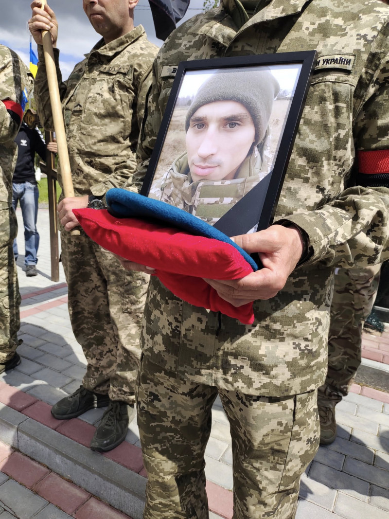 Весільний коровай ділили на кладовищі: на Волині в останню путь провели 26-річного Героя Михайла Рогу
