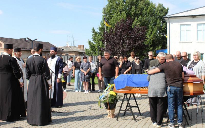 Серце воїна зупинилося після років боротьби: громада на Волині зустріла на щиті Олега Орлюка