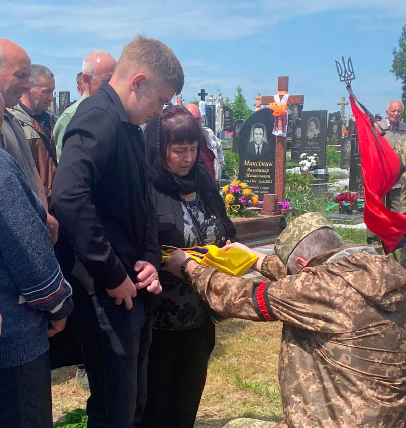Довгі місяці невідомості та надії: на Волині в останню дорогу провели 41-річного Героя Юрія Пивоварчука