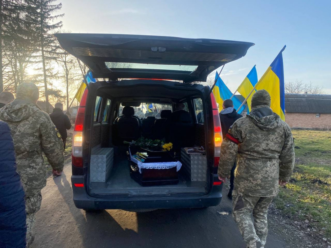 Батьки, брат та сестри залишились без надійного плеча: на Волині попрощалися із Героєм Олексієм Литвинчуком