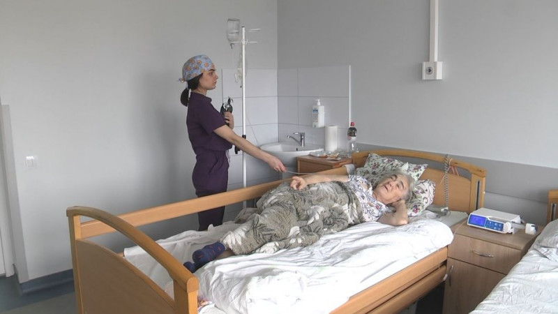 «Люди виїжджали, а окупанти заселялися в ті будинки»: переселенка з Луганщини працює на Волині медсестрою