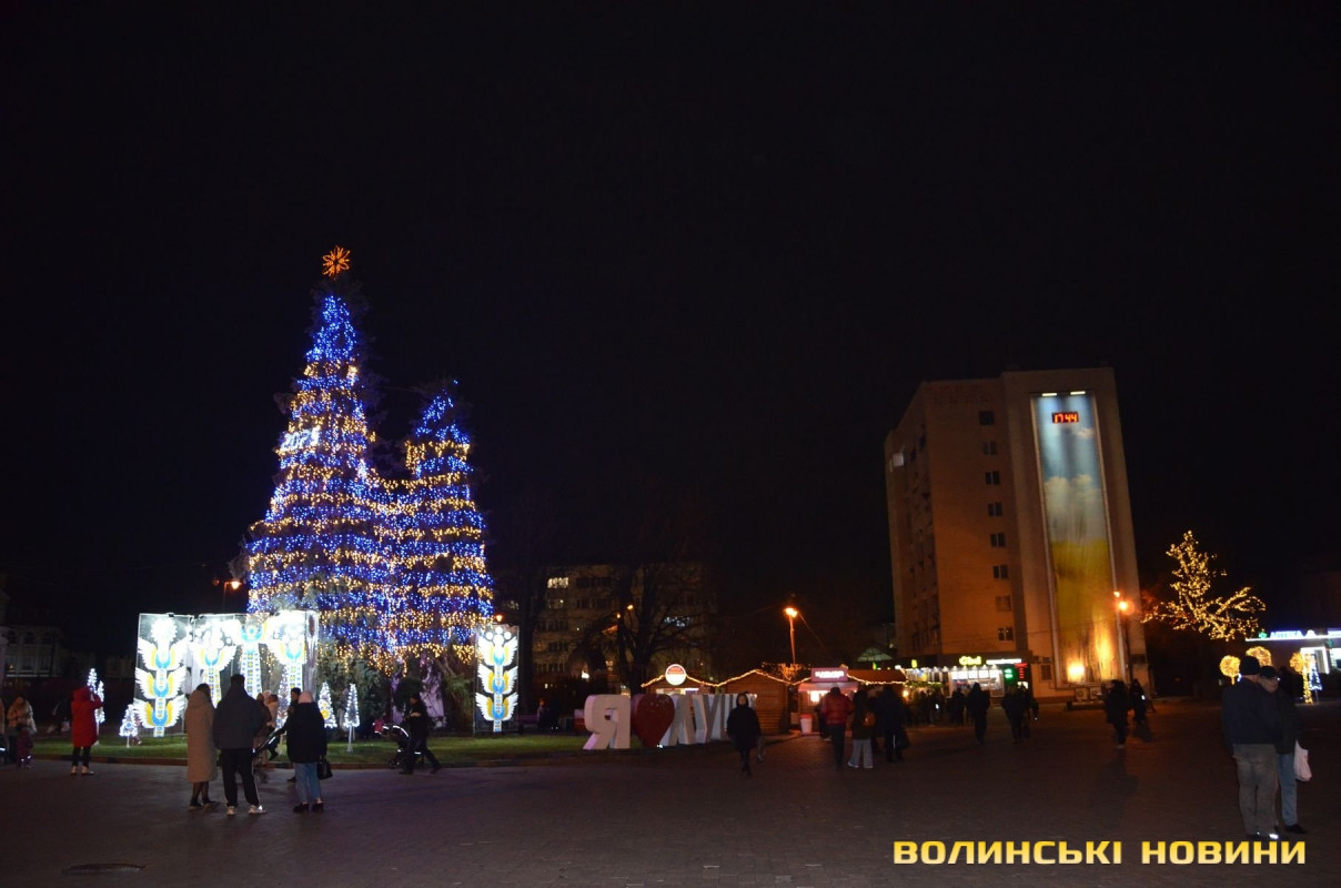 У Луцьку на Театральному майдані засвітили новорічні ялинки