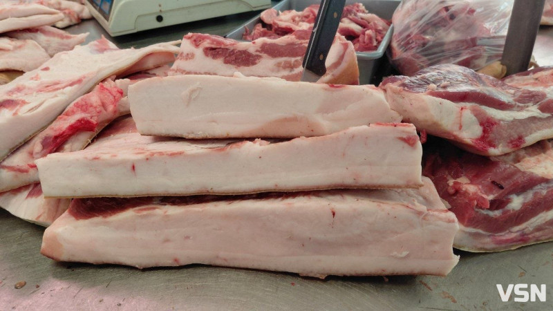 Шинка, сало та філейка: за скільки у Луцьку продають свинину перед святами