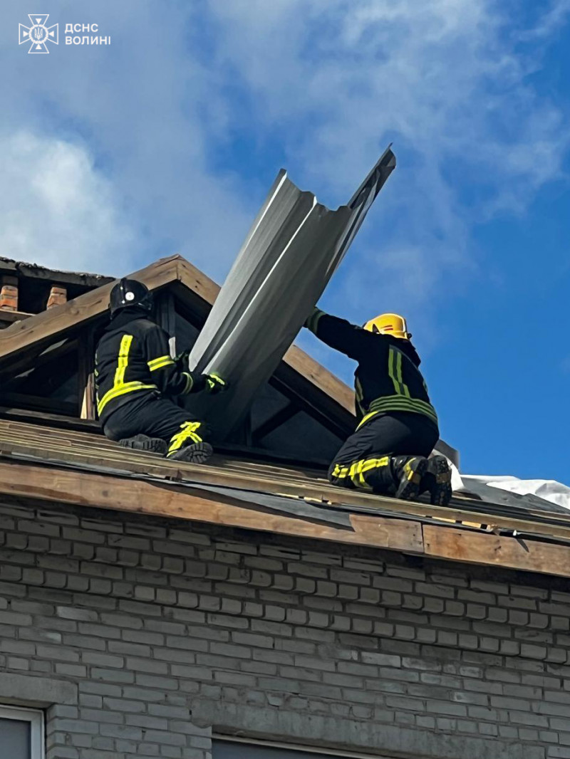 У Луцьку негода зірвала покрівлю школи