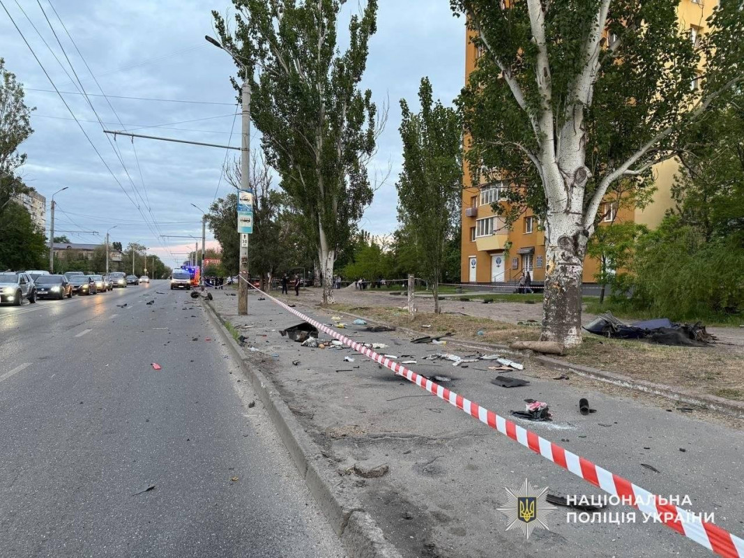Смертельна аварія у Дніпрі: авто влетіло у зупинку з людьми, а потім розлетілося на частини (відео)
