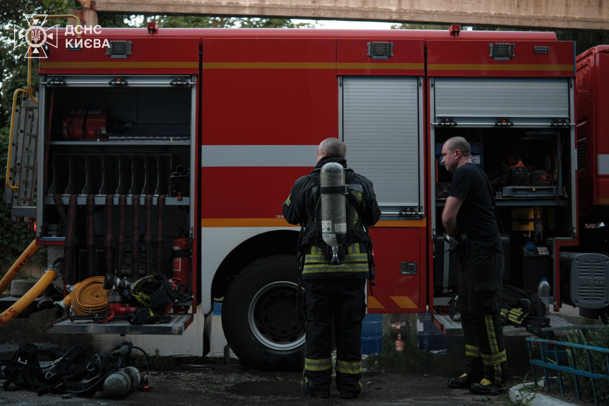Пекельна ніч у Києві: ДСНС показала, як рятувальники борються з наслідками удару РФ