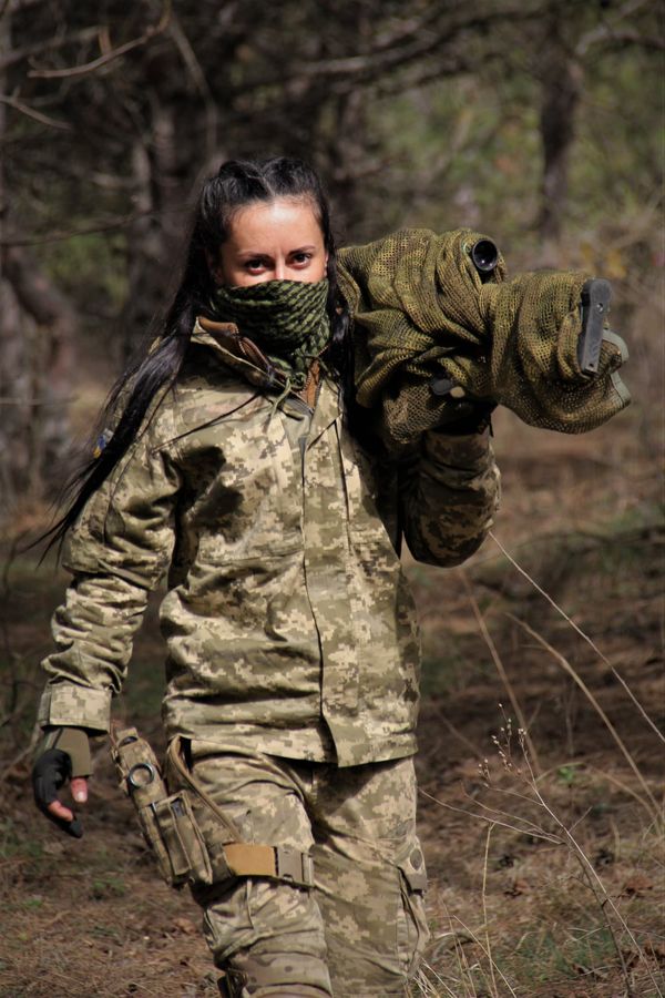 Молода українка пішла в армію снайпером аби нею гордився молодший брат