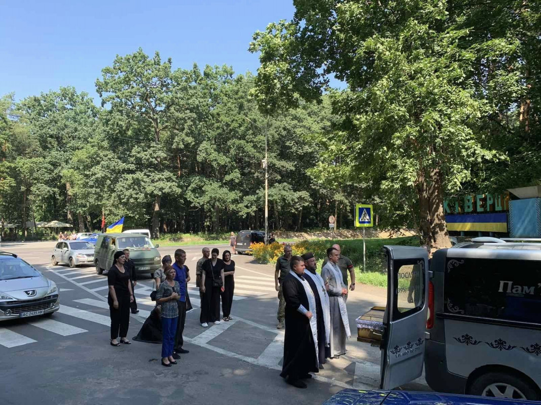 Щирий і добрий син, чоловік, товариш: на Волині попрощалися з молодим військовим. Фото