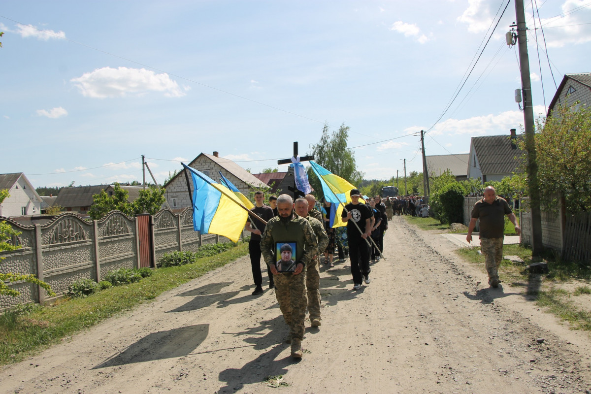 Дві донечки ніколи більше не побачать татка: напередодні Великодня на Волині попрощались з Героєм Олександром Муковським