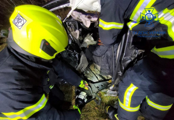 Смертельна аварія на Волині: тіло загиблого діставали рятувальники