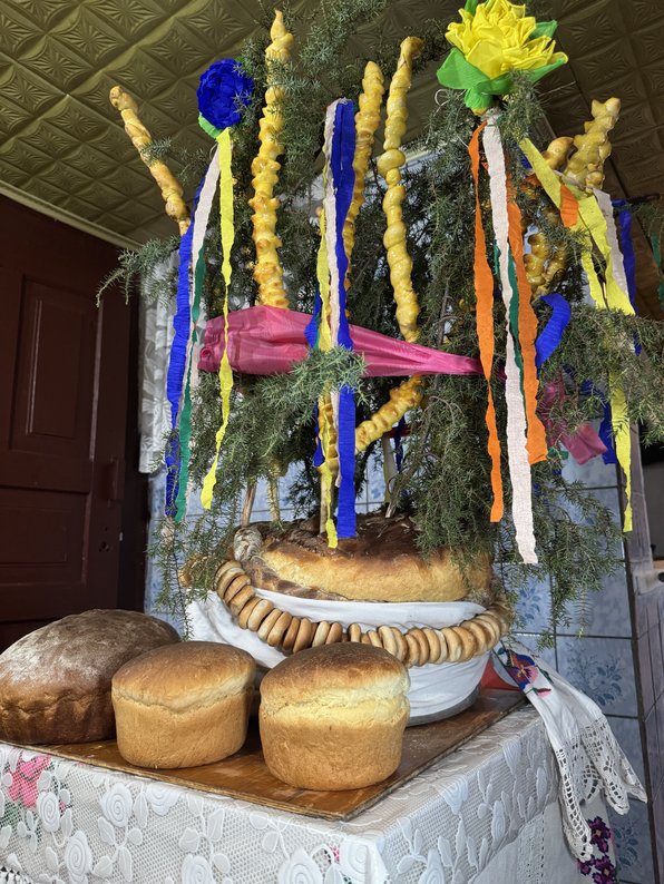 Кидають копійки, щоб молоді були багаті: як на Волині випікають та прикрашають весільний коровай