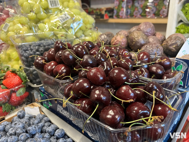 Полуниця, лохина та черешня: яка ціна на несезонні ягоди в Луцьку