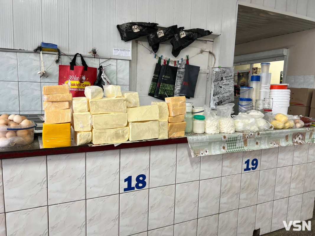 Скільки коштують домашнє молоко, сир та масло на ринку у Луцьку?