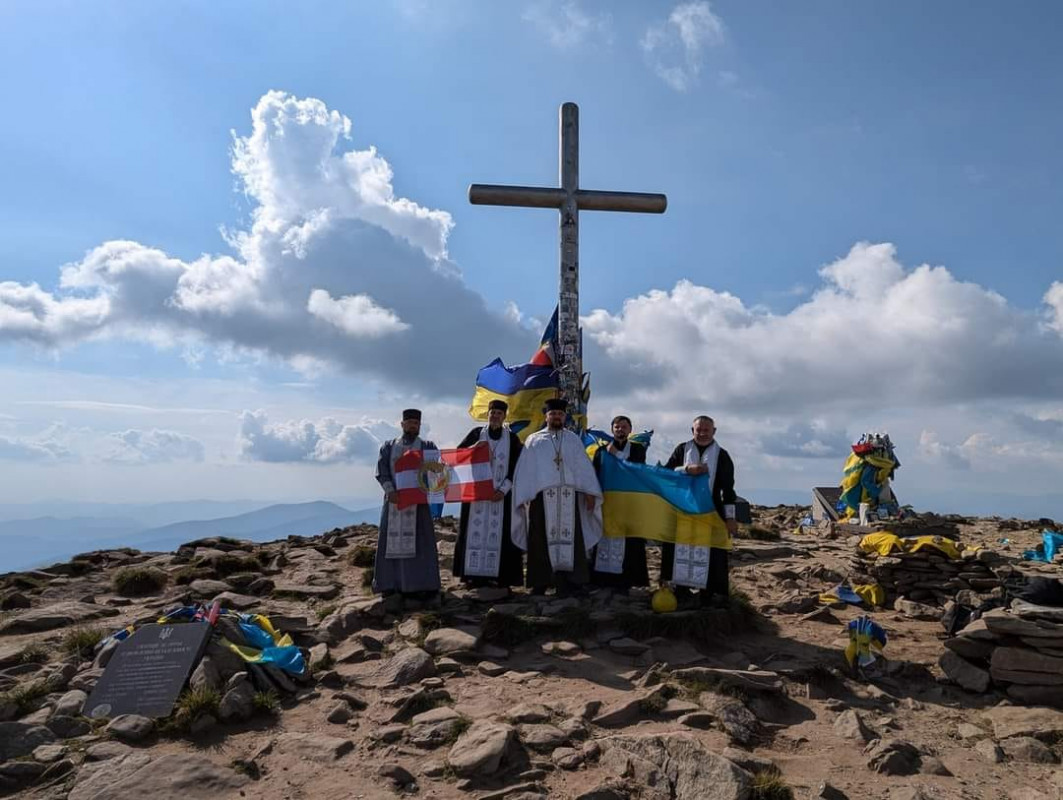 Священники з Волині піднесли молитви за Україну та її загиблих захисників на горі Говерла