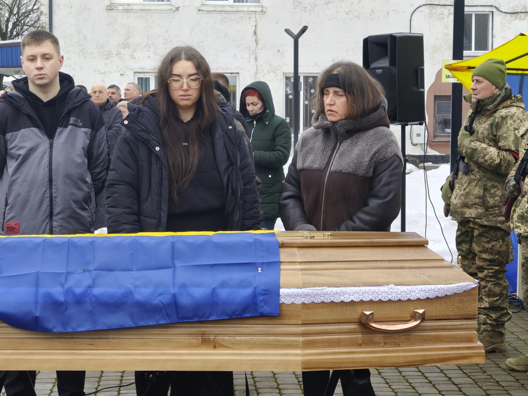 На Волині в останню земну дорогу захисника України, який загинув на фронті близько двох років тому