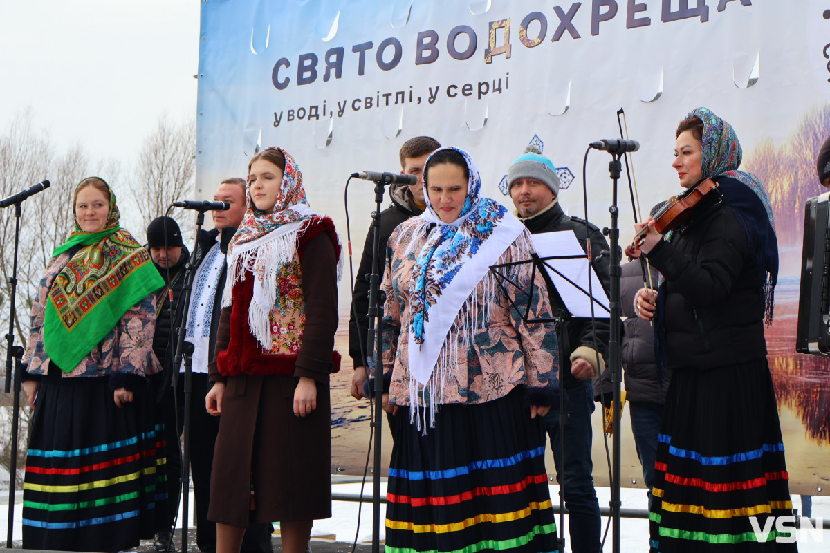 Як у Луцьку освячували воду на річці Стир. Фоторепортаж