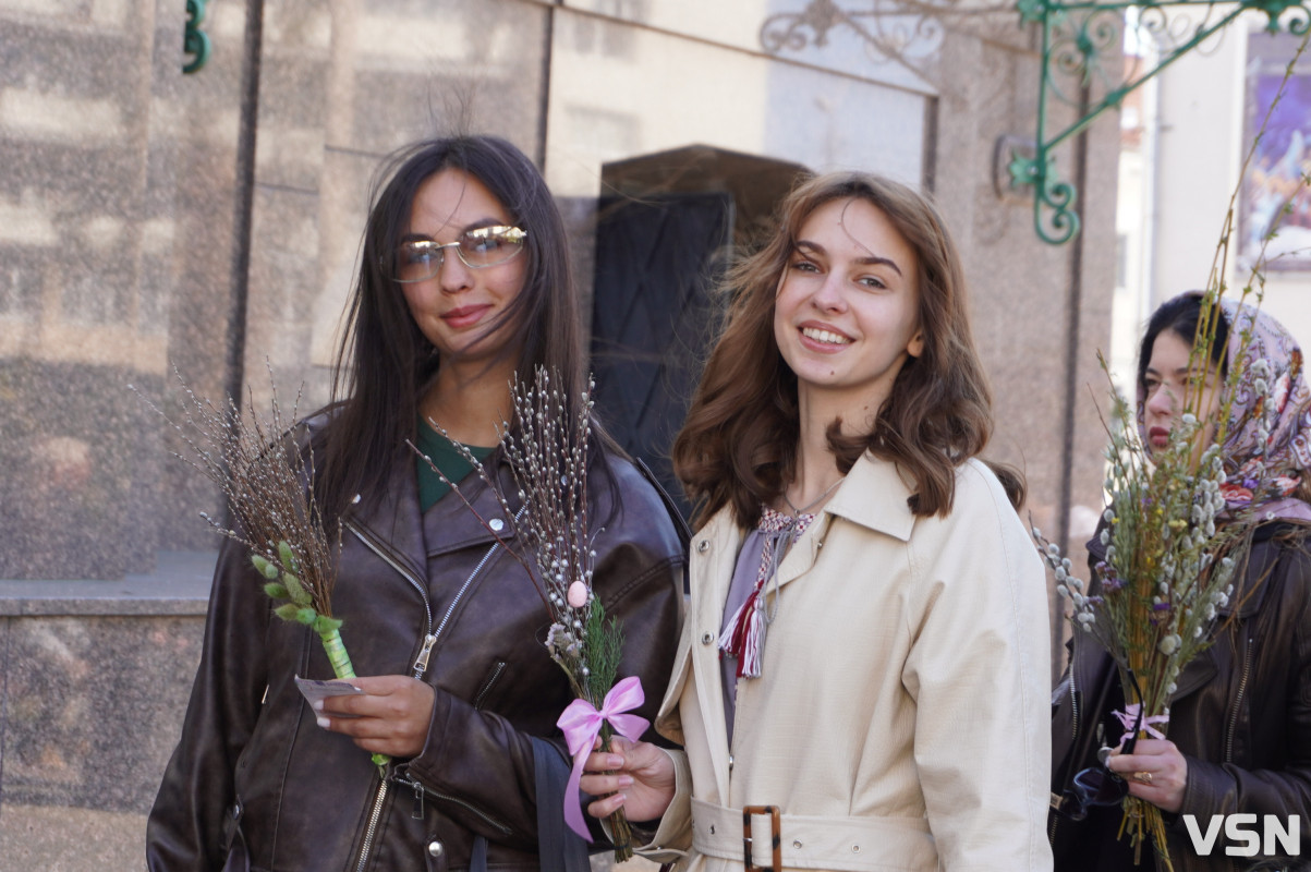Сотні вірян прийшли освячувати вербу у головний собор Луцька. Фоторепортаж
