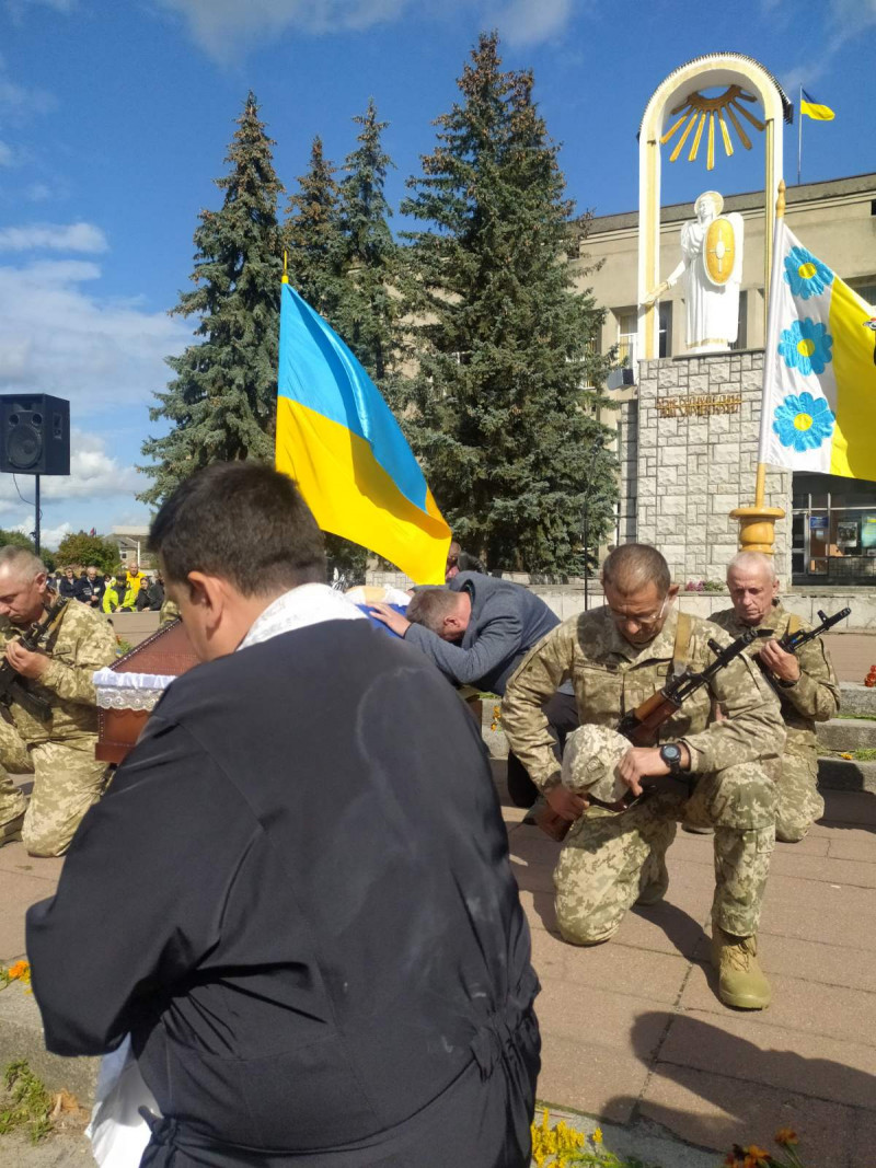 Загинув понад 9 місяців тому: на Волині попрощалися з Героєм Олегом Оліферчуком