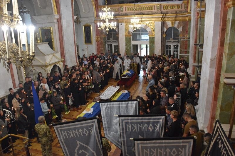 На колінах і з молитвою: Луцька громада провела в останню путь трьох Героїв