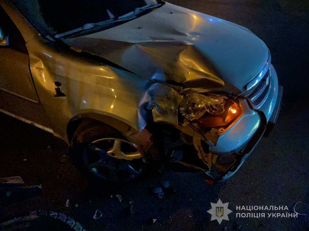 У селі біля Луцька водій Chevrolet не пропустив мотоцикл: 19-річного хлопця госпіталізували