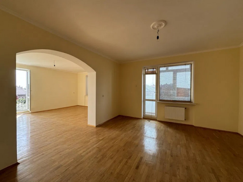 Під Луцьком продають котедж, який можна перетворити на готель або клініку