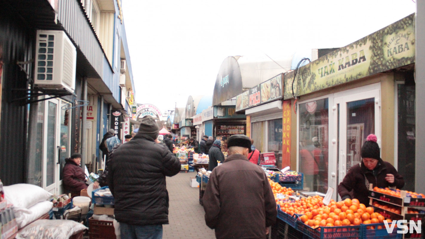 Скільки коштують фрукти на ринку у Луцьку?