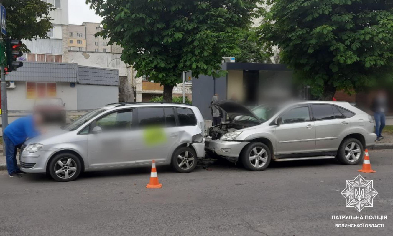 У Луцьку п’яний водій «лексуса» врізався у «фольксваген»