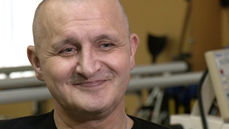 49-річний боєць із Луцька, якому ампутували обидві ноги, вчиться ходити заново