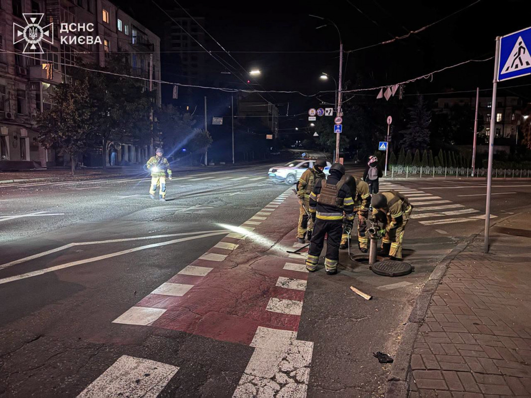 Пекельна ніч у Києві: ДСНС показала, як рятувальники борються з наслідками удару РФ