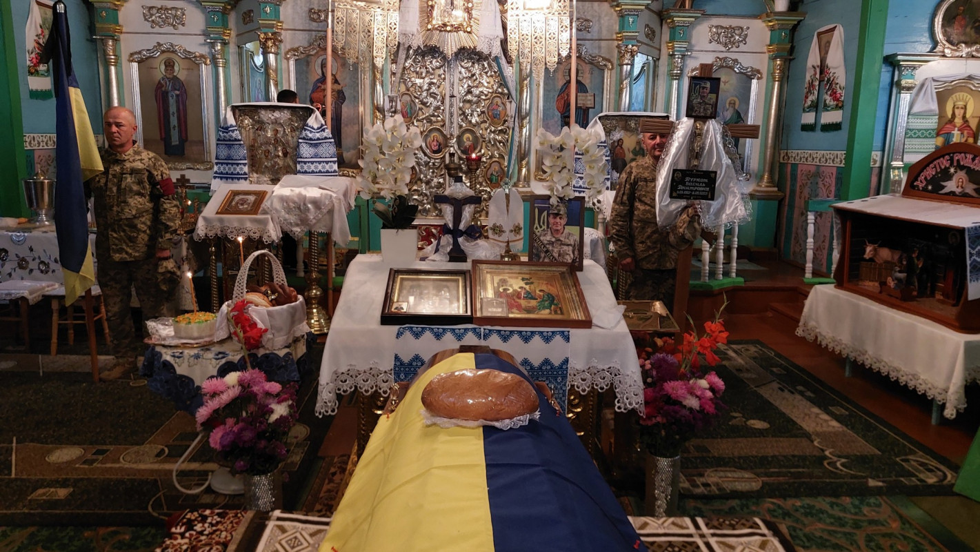 Залишилася дружина, дві доньки та троє онуків: на Волині попрощались з Героєм Василем Дуркотом