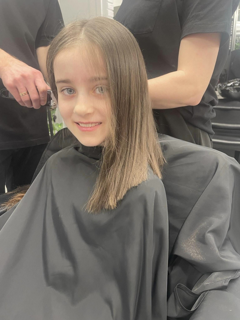 У Луцьку школярка обрізала волосся, щоб допомогти ЗСУ. Фото