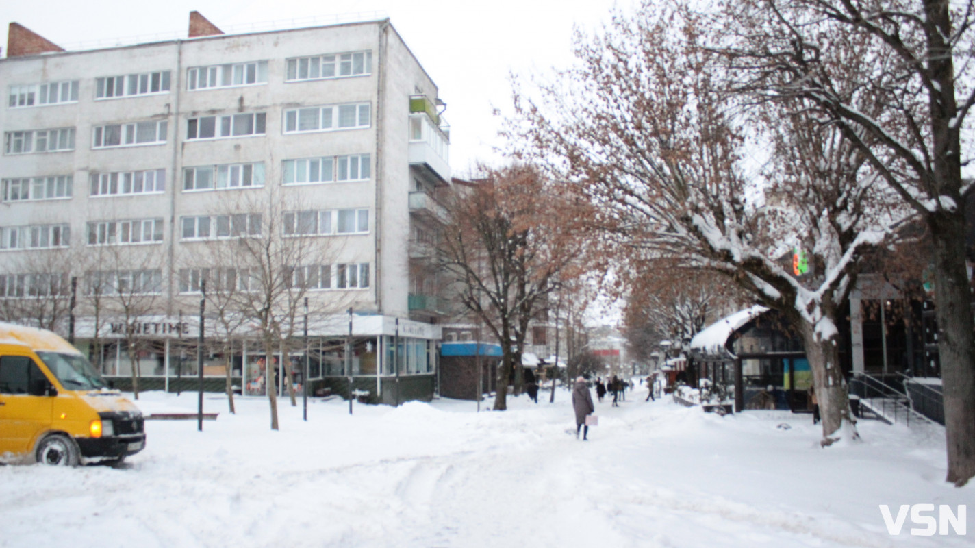 Луцьк після тижня снігопадів: фоторепортаж із засніжених вулиць міста