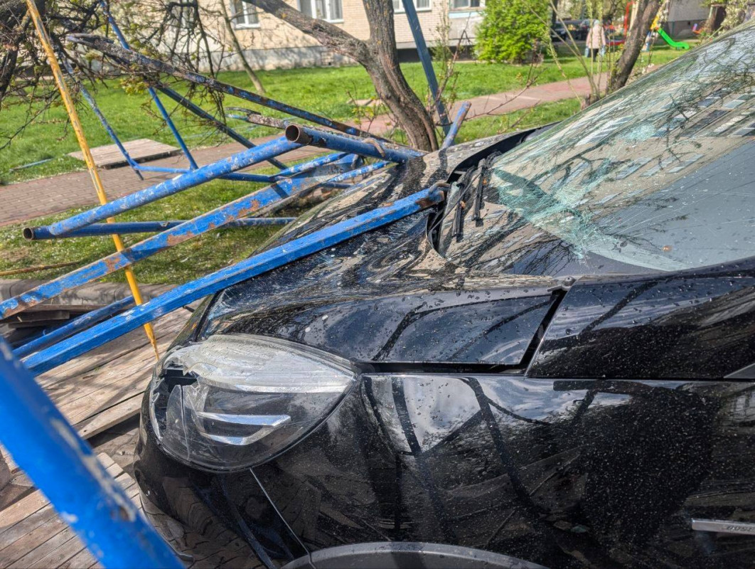 Перекинута зупинка, побите авто і повалені дерева: наслідки буревію на Волині