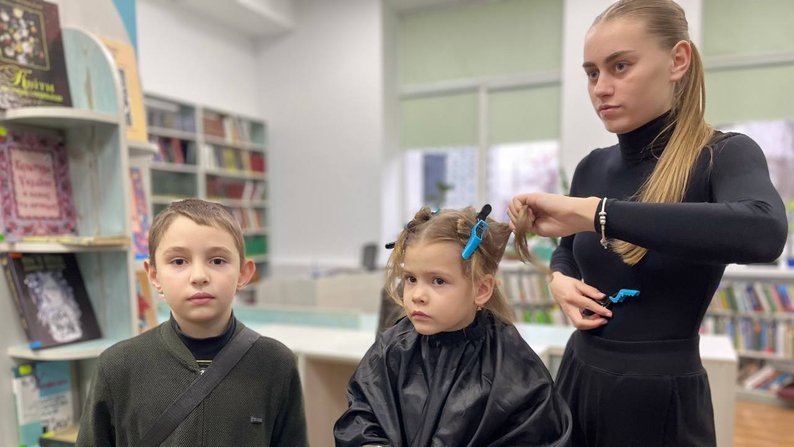 Волонтери у Луцьку безкоштовно робили зачіски дітям в рамках благодійного марафону