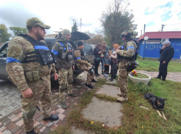 Волинські поліцейські привезли Starlink в деокуповане село на Харківщині