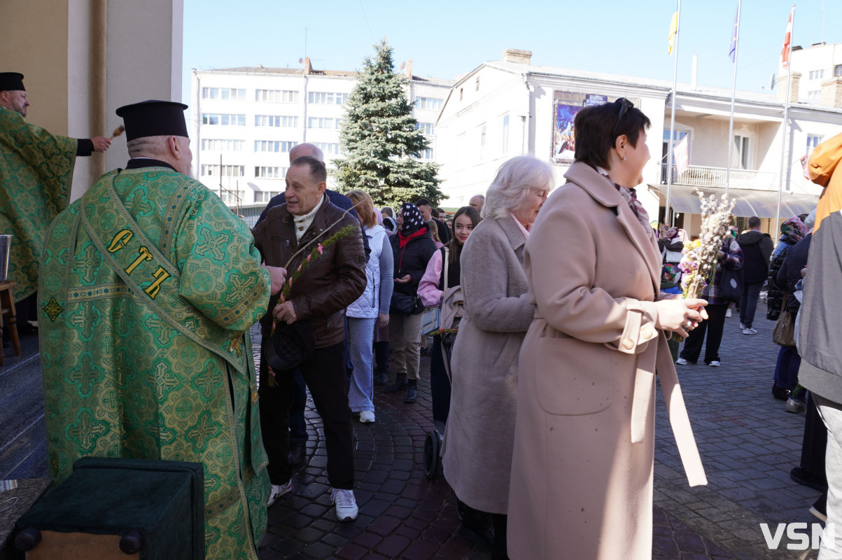 Сотні вірян прийшли освячувати вербу у головний собор Луцька. Фоторепортаж
