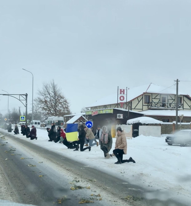 Ще зовсім недавно приїжджав у відпустку, а зараз зустріли «на щиті»: на Волині попрощалися із захисником Віталієм Рабчуном