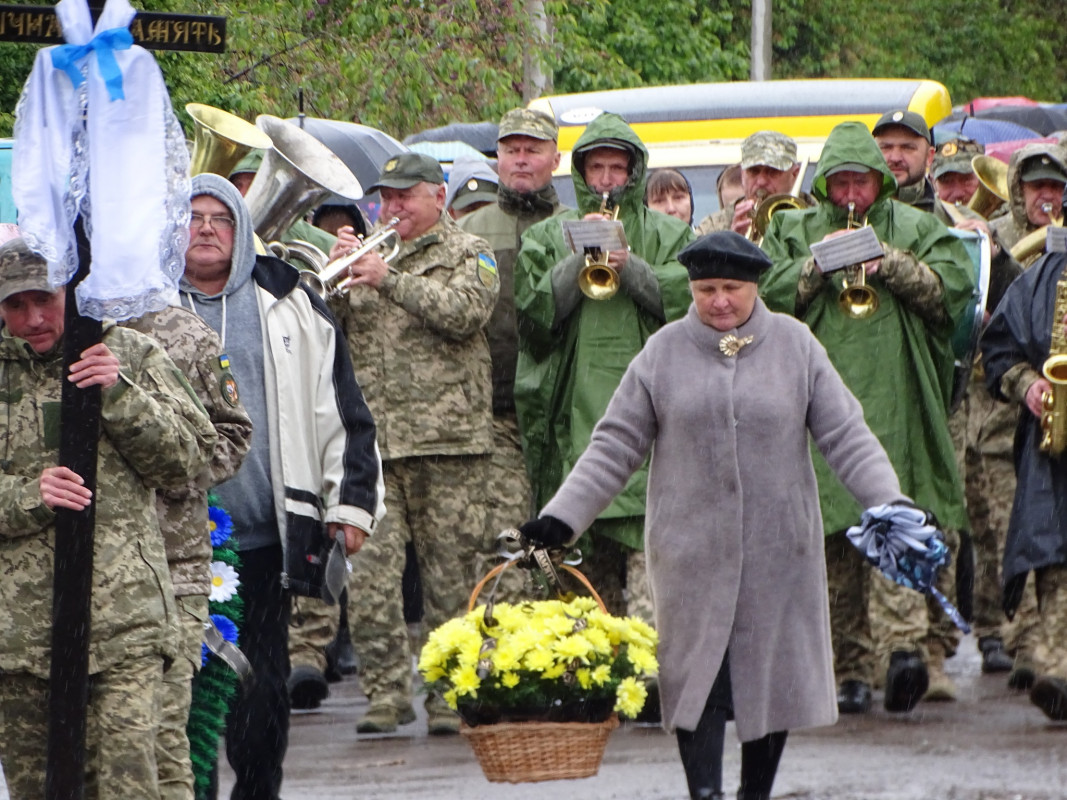 Повернувся до рідного дому «на щиті»: на Волині в останню дорогу провели Героя Сергія Гручину