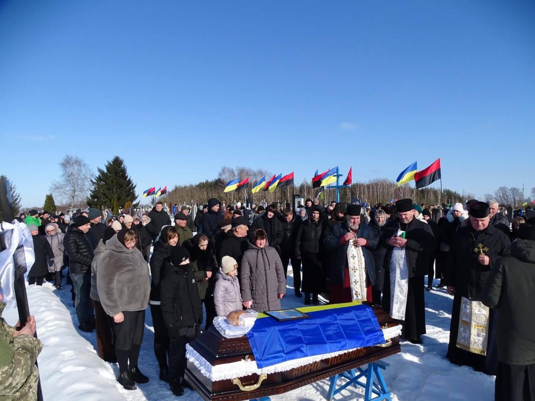 Понад рік родина жила між надією і болем: на Волині попрощалися з воїном Романом Махнюком