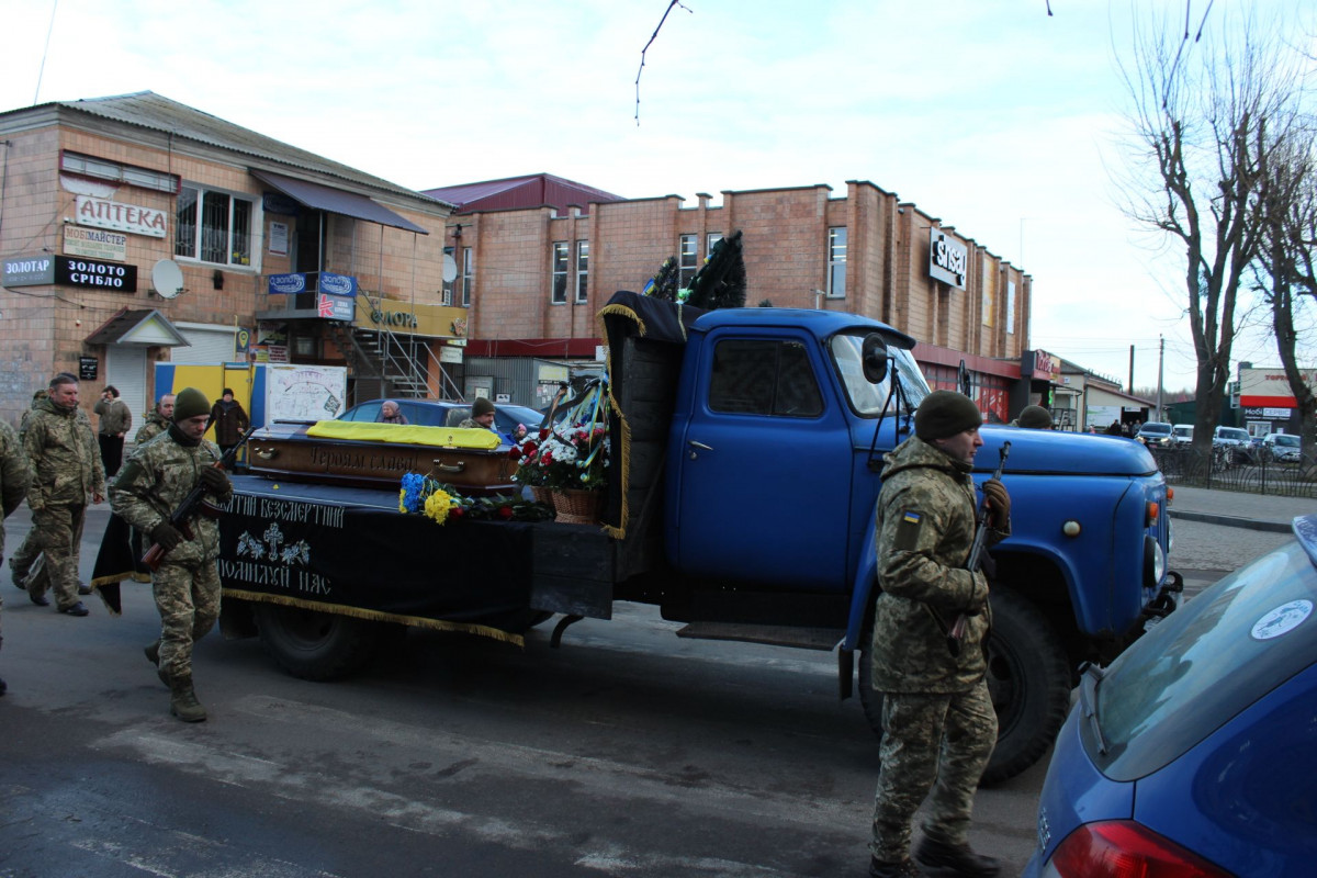 Весільний коровай розділили на кладовищі: на Волині попрощались з Героєм Павлом Бурцем