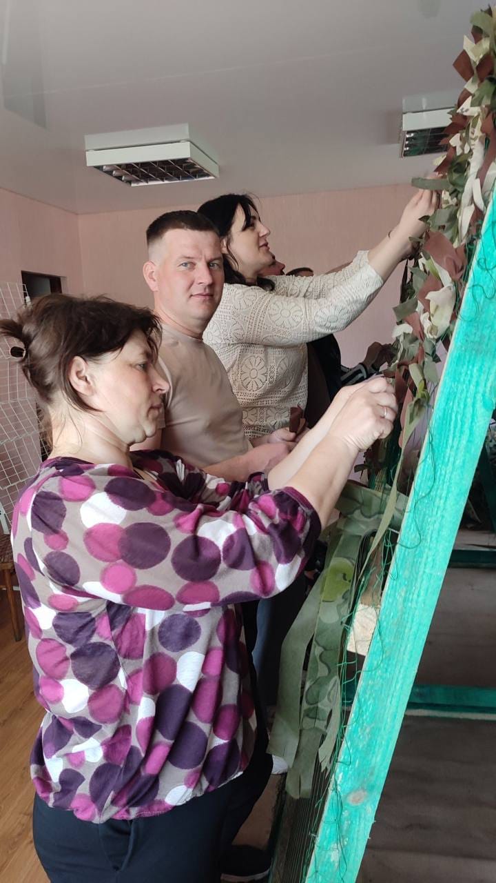 У громаді на Волині працівники культури плетуть маскувальні сітки для ЗСУ