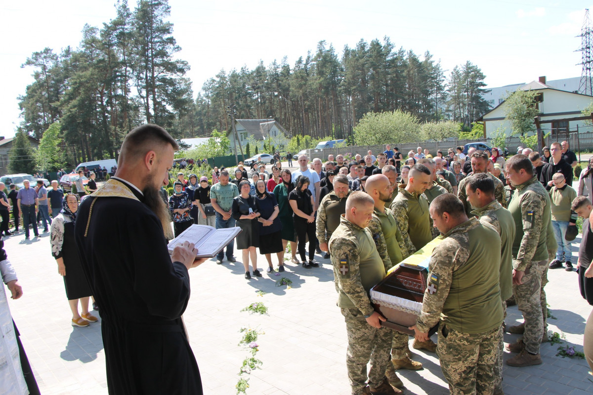 Дві донечки ніколи більше не побачать татка: напередодні Великодня на Волині попрощались з Героєм Олександром Муковським