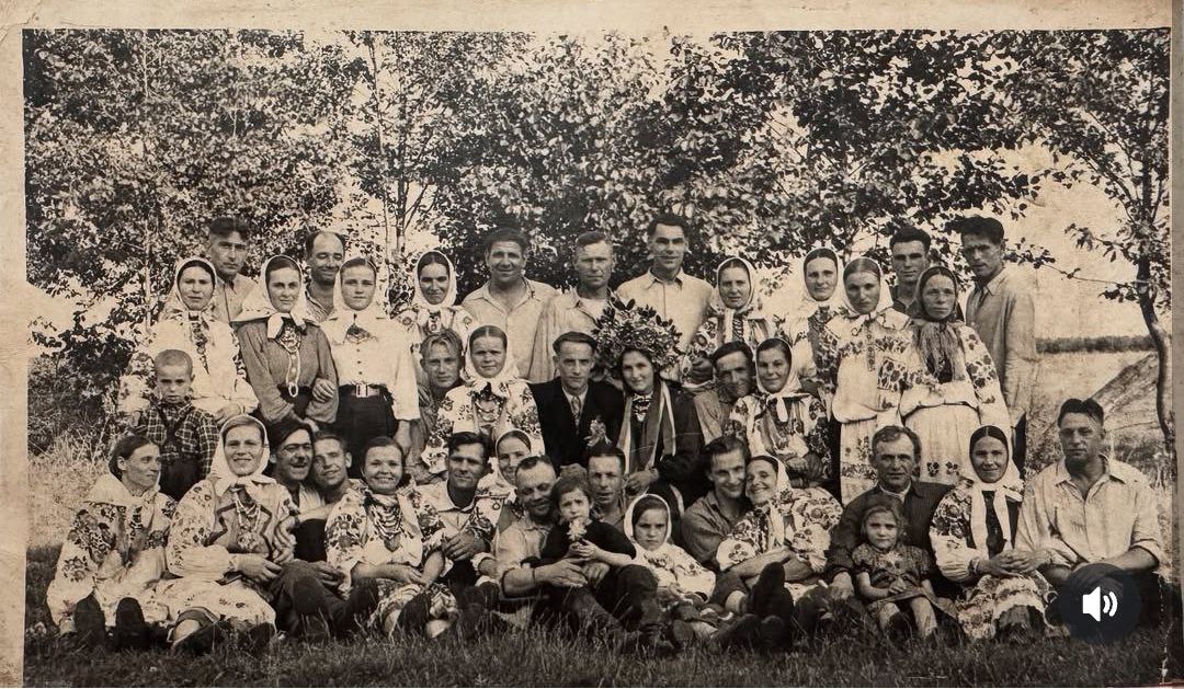У громаді на Волині оживили старовинне весільне фото: унікальна фотосесія в українському вбранні