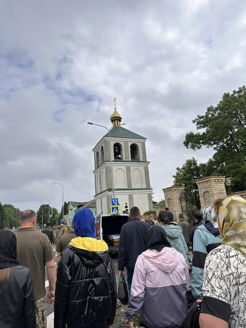 Без вагань віддав життя за Україну: у Луцькому районі навколішки і з квітами попрощалися із Героєм Миколою Ковальчуком