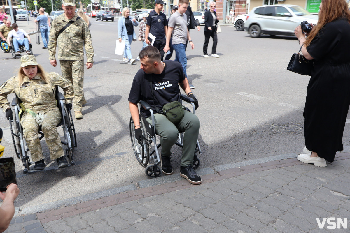 У центрі Луцька посадовці вчилися долати бордюри у кріслах колісних. Фото