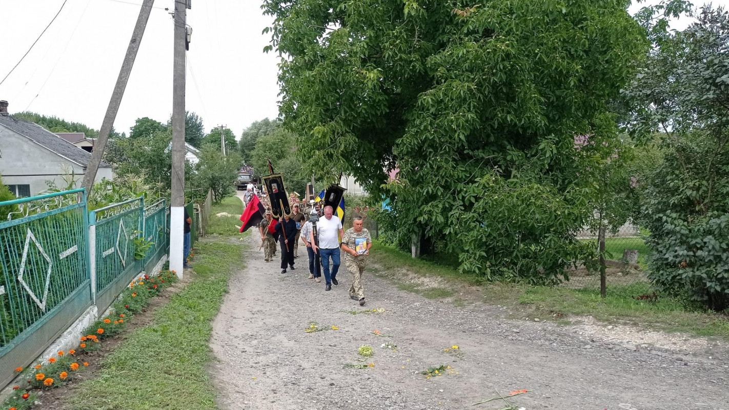 Діти залишились без батька: на Волині попрощалися з Героєм Валентином Ошайком