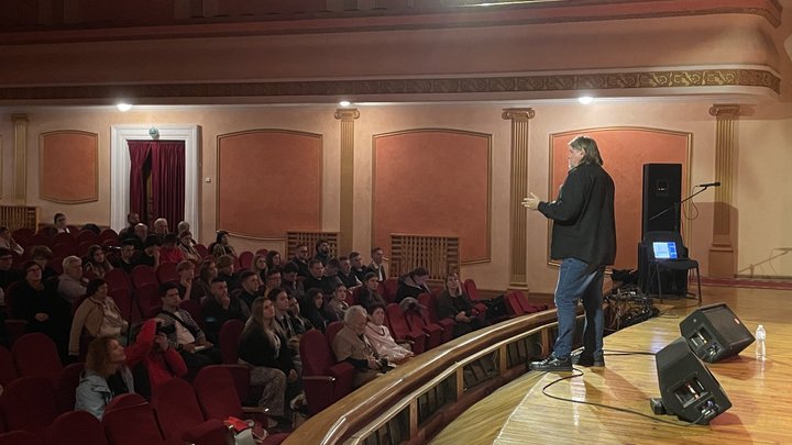 Режисер Олесь Санін у Луцьку розповів, як створювати кіно та показав кадри зі зйомок фільму «Довбуш»